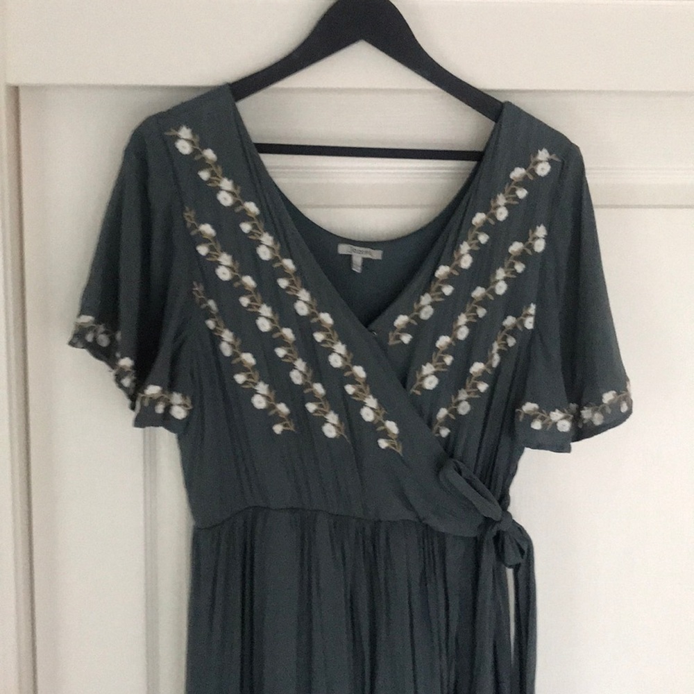 Maxi dress with sleeves and flowers